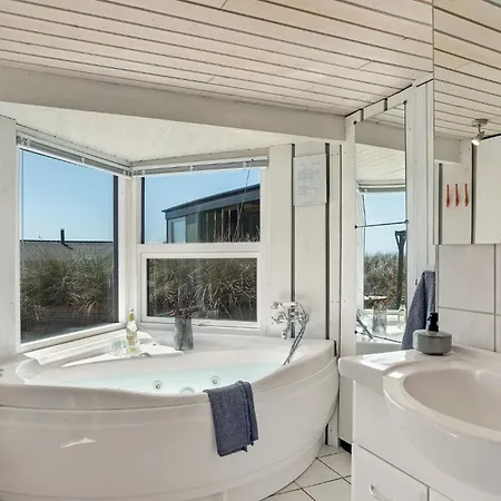 3 Bedroom Beautiful In בית נופש